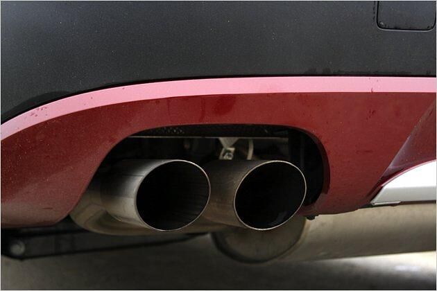 Aus diesen Rohren tönt der betörende Trompeten-Sound des Sechszylinder-Saugmotors