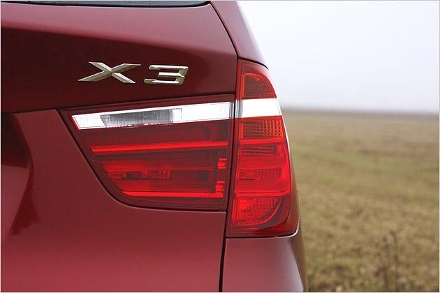 Irgendwie schräg: Das abrupte Aufeinandertreffen der beiden Rückleuchtenteile ist Geschmackssache