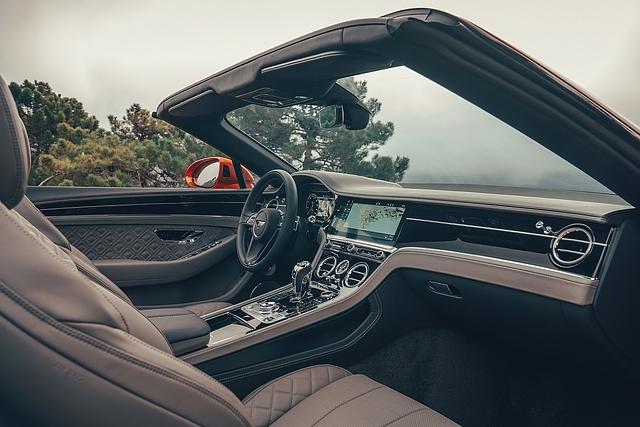 Für die Stickereien des Sitzbezugs