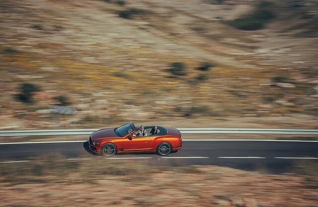 Das Torque Vectoring wird mit Bremseingriffen realisiert