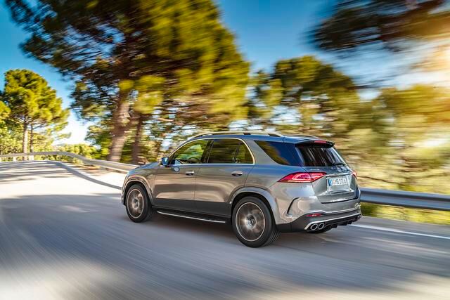 Das Heck wird von einer waagerechten, verchromten Diffusorleiste sowie einer speziellen Abgasanlage mit zwei verchromten Doppelendrohren betont