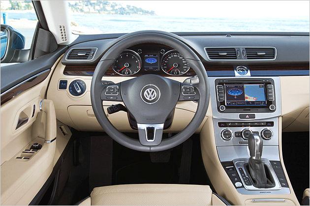 Im nur gering geänderten CC-Cockpit sind die Passat-Gene noch unübersehbar