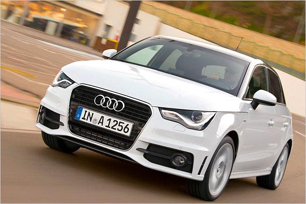 Wie alle neuen Audi-Modelle trägt der A1 Sportback einen Kühlergrill mit oben angeschrägten Ecken sowie Scheinwerfer mit geschwungener Unterseite