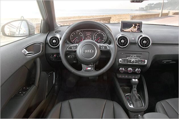 Hochwertig und übersichtlich: Das Cockpit des A1 Sportback - hier in optionaler S-line-Ausführung