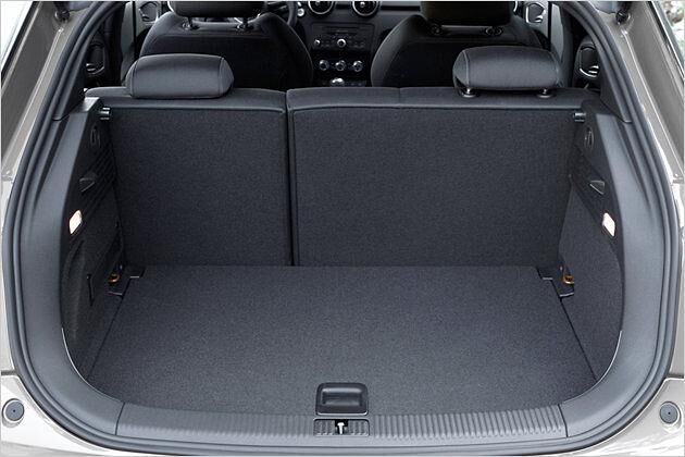 Mit einem Fassungsvermögen von 270 Liter ist der Gepäckraum des Sportback genau so groß wie im Dreitürer-A1