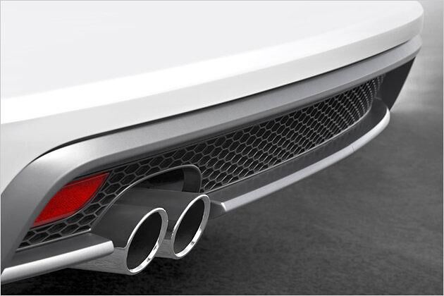 Der grau lackierte Diffusoreinsatz und die verchromten Auspuffblenden sind beim S-line-Exterieurpaket dabei