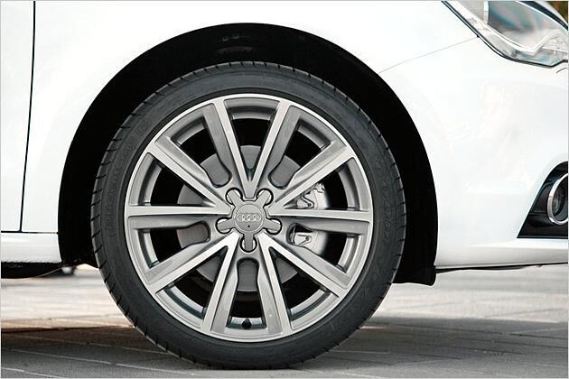 Sportliche 17-Zoll-Räder im so genannten 5-V-Design