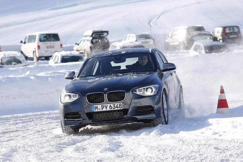 Die Antriebskräfte werden erstmal im Verhältnis 40 zu 60 auf die Achsen verteilt.