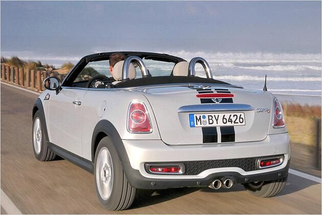 Zwei Überrollbügel hinter den Kopfstützen schützen die Passagiere