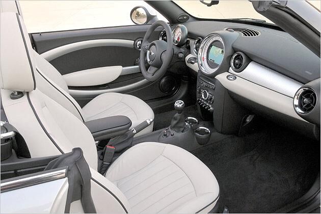 Das Armaturenbrett ist mit geprägtem Aluminium verkleidet