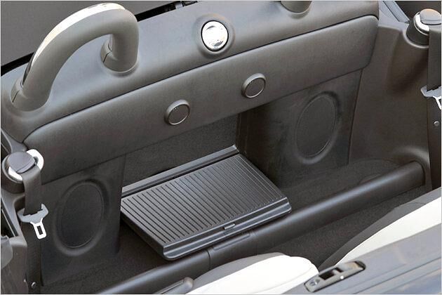 Praktisch: Eine von der Kabine aus zu öffnende Durchreiche ist für Skier oder den schnellen Griff in den Gepäckraum da