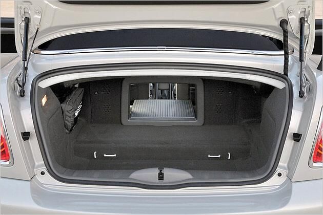 Für einen Roadster gut: 240 Liter Gepäck kann der Wagen verkraften. Beim Cabrio stehen nur 125 Liter zur Verfügung