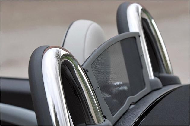 Zwischen den Edelstahl-Überrollbügeln sitzt das 190 Euro teure Windschott