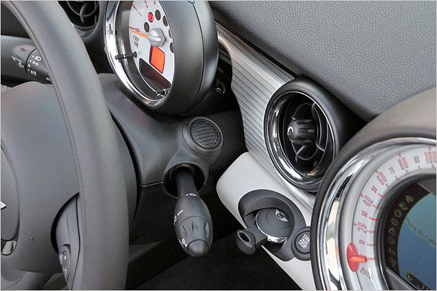 Selbst die Lenkstock-Hebel und der Zündschlüssel sind bei Mini rund