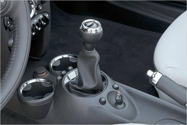 Der kleine Knopf mit dem roten Punkt ist der Drück-Drehsteller für das Naviagtions- und Multimediasystem