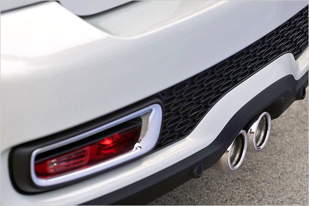 Wer den 130 Euro teuren Sportknopf drückt, bekommt beim Cooper S Roadster glucksenden Auspuff-Sound