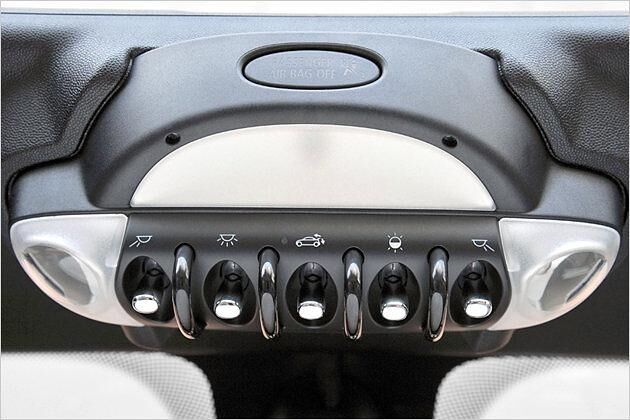 Diese Hebelleiste sitzt am oberen Rahmen der Frontscheibe. Mit dem mittleren Knopf lässt sich der Heckspoiler manuell ein- und ausfahren. Ab 80 km/h fährt der Spoiler automatisch hoch und lässt sich bei Geschwindigkeiten über 80 km/h auch nicht manuell zurückstellen