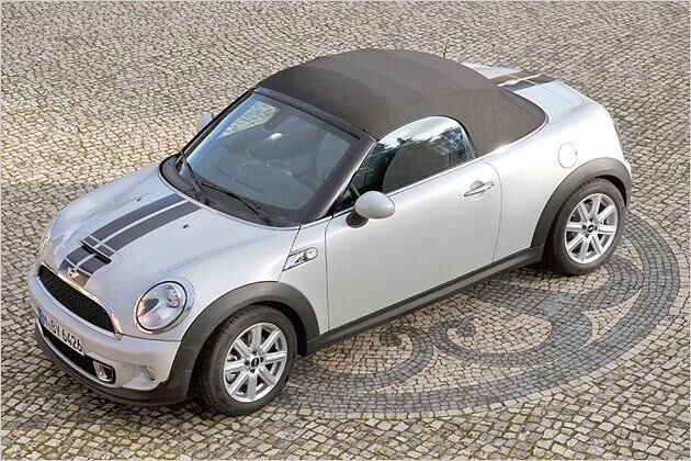 Große Kappe: Der Mini Roadster kommt mit einem Stoffverdeck daher