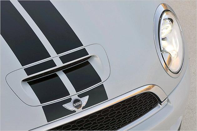 Beim Cooper S sorgt eine zusätzliche Öffnung auf der Fronthaube für kühlende Frischluft