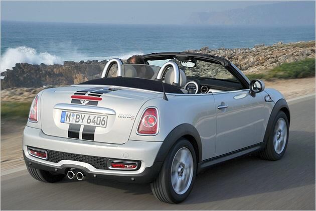 Das Stoffverdeck faltet sich im geöffneten Zustand in ein Staufach hinter den Kopfstützen