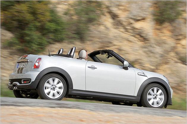 Bei geöffnetem Dach wirkt der Roadster beinahe gestreckt