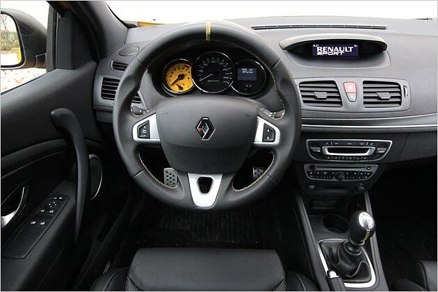 Cockpit mit farblichen Akzenten