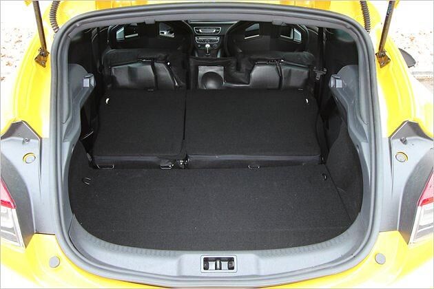 Bei Bedarf lassen sich die Rücksitzlehnen umklappen