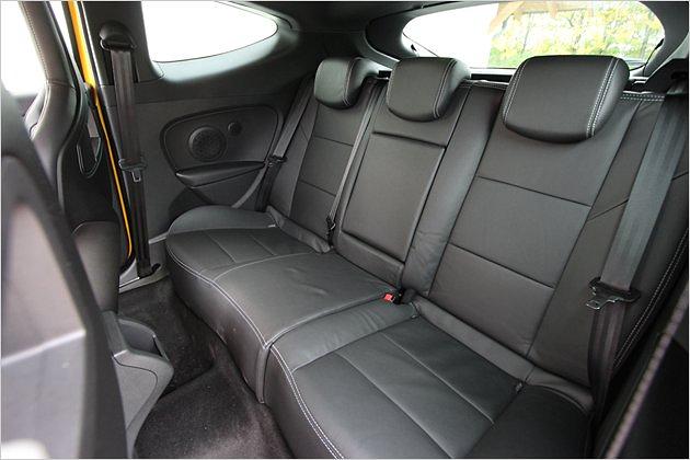 Mangels Kopffreiheit ist die Rückbank nur ein Fall für Kinder