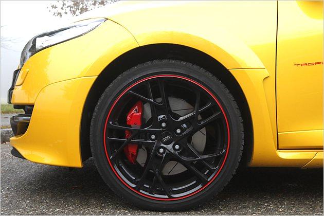 Spezielle 19-Zoll-Felgen plus eine Brembo-Bremsanlage sind serienmäßig