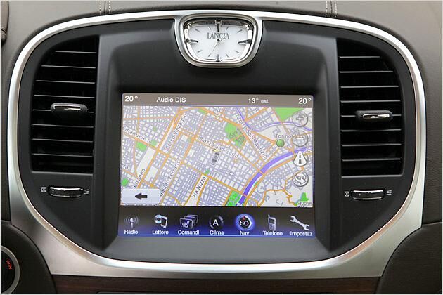 Das Navi mit 8,4-Zoll-Bildschirm gehört beim 236-PS-Modell zum Serienumfang und ist nicht sonderlich gut. Die Lancia-Uhr unterscheidet die Kabine des Thema vom Innenraum eines Chrysler 300