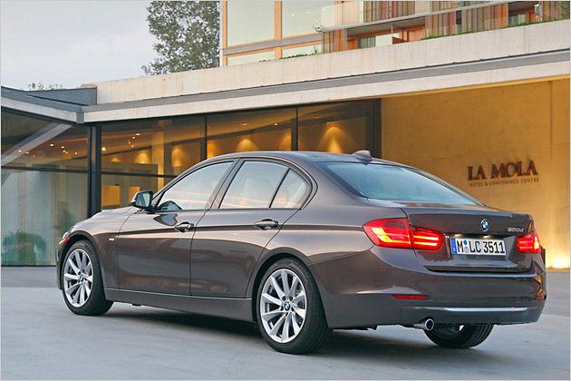 Rückleuchten mit serienmäßigen LED-Lichtleitstäben