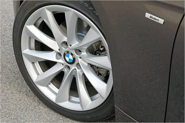Serienmäßig rollt der 320d auf 16-Zoll-Rädern, unser Testwagen rollt auf 18-Zöllern