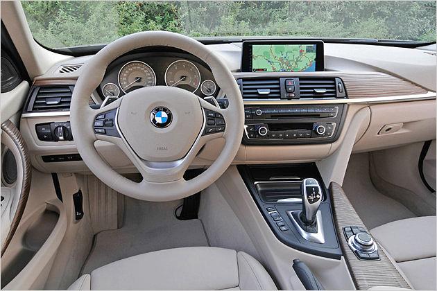 Die Mittelkonsole ist BMW-typisch in Richtung Fahrer geneigt