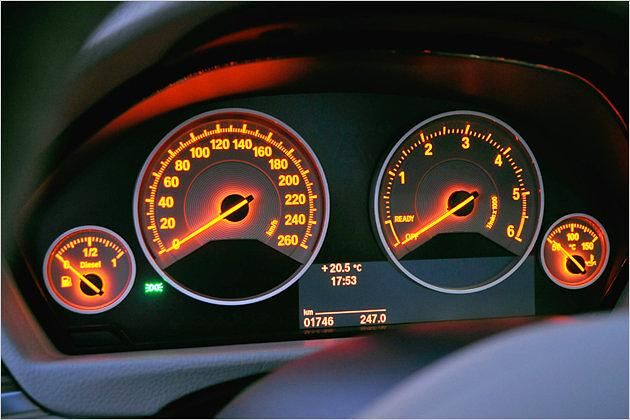 Gut ablesbar und hell beleuchtet: Die klassischen Rundinstrumente ohne Schick-Schnack