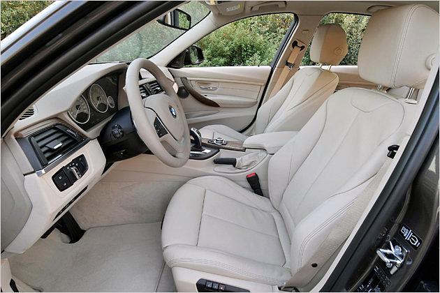 Gegen Aufpreis erhältlich: Sportsitze mit hellem Lederbezug