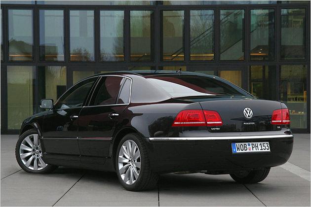 Das rundliche Design lässt den Phaeton bullig wirken, die einzige Kante befindet sich auf dem Kofferraumdeckel