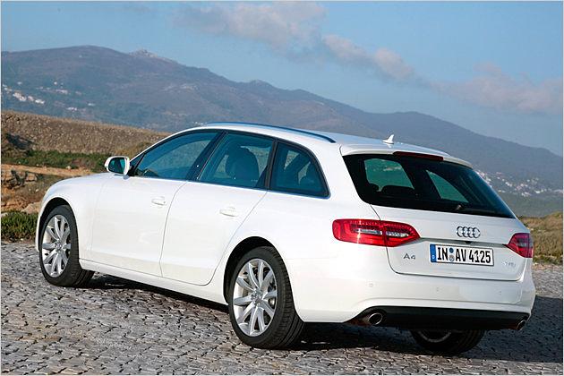 Von hinten ist der neue A4 an modifizierten Rückleuchten zu erkennen