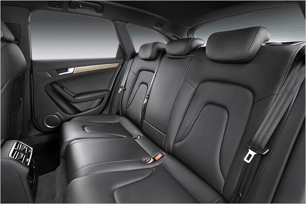 Hinten können zwei Passagiere bequem Platz nehmen - der harte Mittelplatz ist nur als Notsitz zu gebrauchen