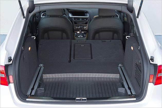 Ein Wendeladeboden mit Schmutzwanne ermöglicht den Transport von schmutzigen Schuhen oder ähnlichem