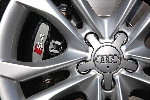 Eines der Merkmale der Sportversion: Schwarze Bremssättel, vorne mit S4-Emblem dekoriert