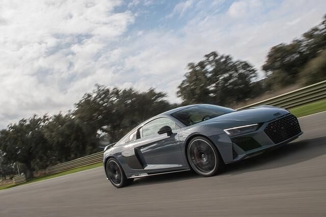 Auf der Rennstrecke im südspanischen Ascari faucht und brüllt der hochdrehende Zehnender noch immer so herzhaft wie eh und je