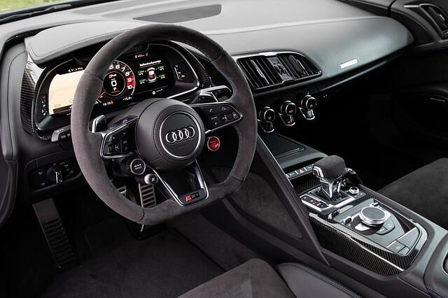 Innen dagegen ist alles beim Alten, sieht man von der neuen Alcantara-Ausstattung für das Top-Modell einmal ab