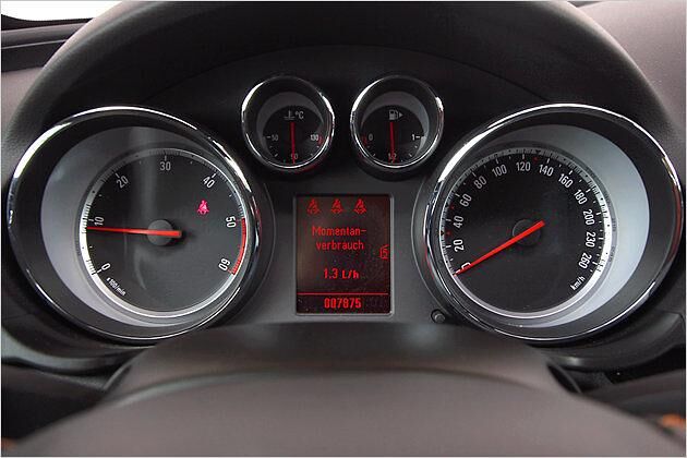 Zwischen den Instrumenten befindet sich der Bordcomputer