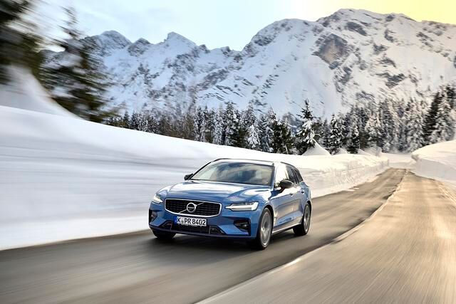 Sieht man von der tiefergelegten Karosserie ab, unterscheidet sich eine R-Design-Variante bei den fahrdynamischen Aspekten nicht von den übrigen V60-Versionen