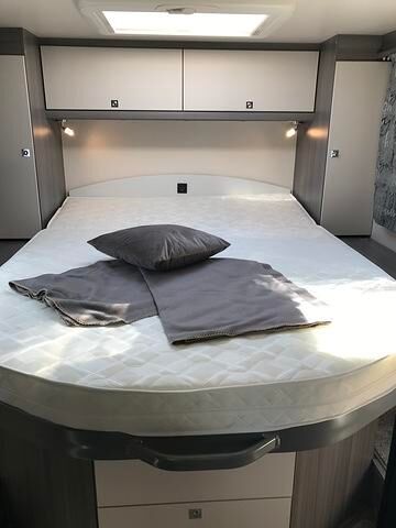 Das mittige Doppelbett im hinteren Abteil ist von beiden Seiten leicht zugänglich, verschiebbar und bietet unterhalb des Bettes noch eine Menge Stauraum