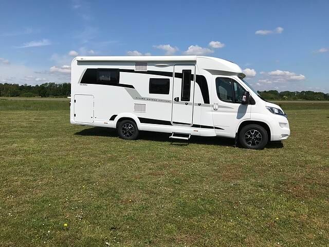 Im 6,77 Meter langen Ontour Edition V65 GQ wird zum ersten Mal eine Queensbett-Lösung in einem Van verwirklicht