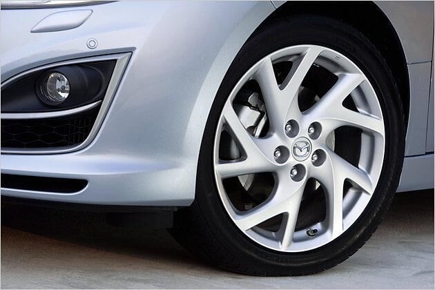 Serienmäßig wird der Mazda 6 Kombi 2.2 l MZR-CD 132 KW mit 18-Zoll-Leichtmetallfelgen geliefert