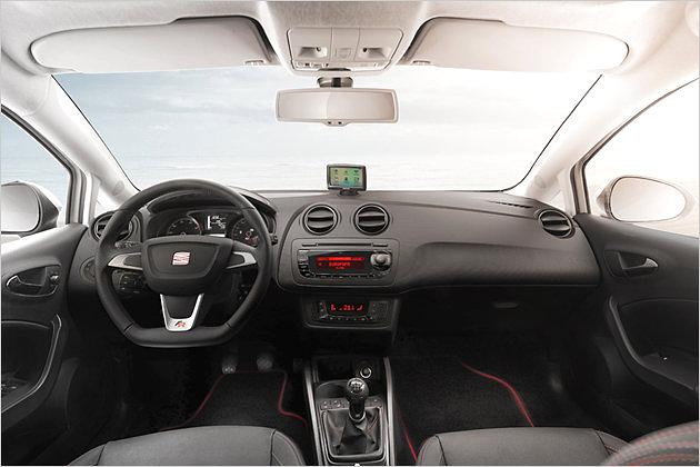 Der nach hinten gerückte untere Teil der Mittelkonsole schafft mehr Platz für die Knie