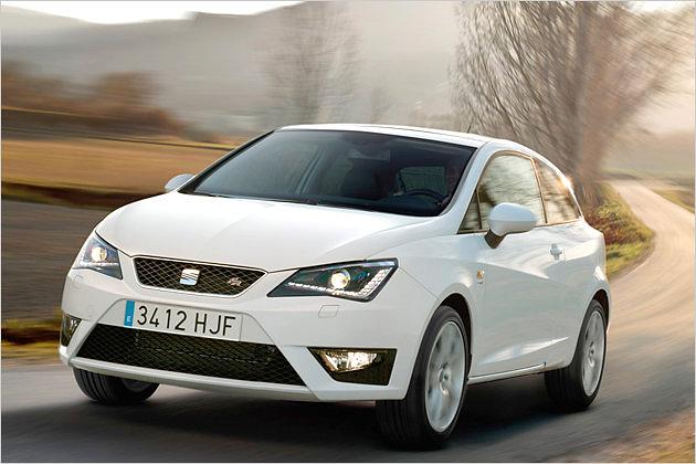 Besonders markant blicken die Scheinwerfer mit Bi-Xenon-Licht und LED-Einsätzen