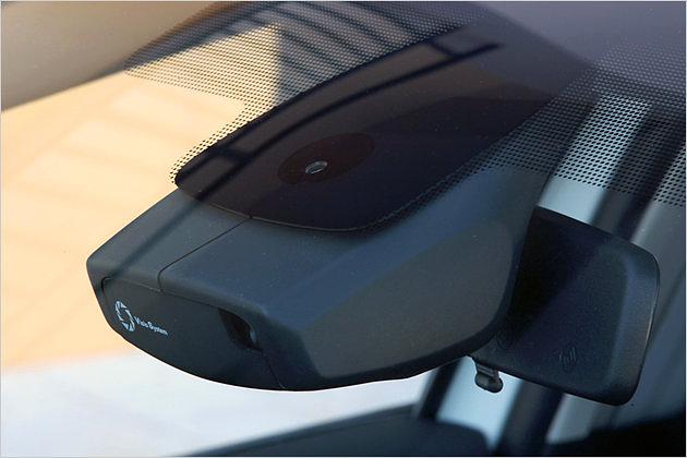 Neues Extra im Mégane: Das Visio-System. Eine in Fahrtrichtung guckende Kamera registriert Fahrbahnmarkierungen für die Spurverlassenswarnung und die Lichter von anderen Autos für den Fernlichtassistenten
